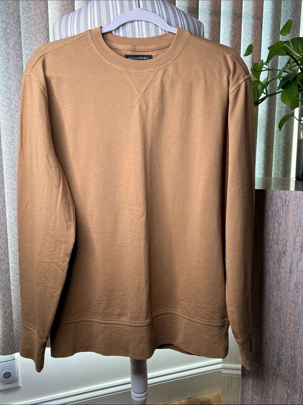 Banana Republic Men's Camel/Tan Crewneck Sweatshirt size M